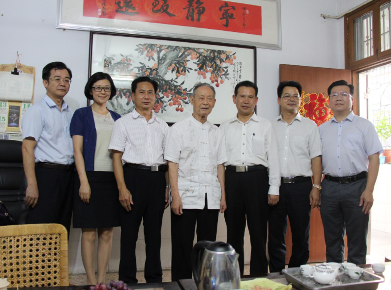 郭跃文（右三）等与丰顺县97岁高龄离休干部徐德超（中）合影