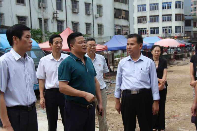 郭跃文在饶平县新丰镇实地考察老干部学习活动场所建设进展情况